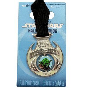 Disney Star Wars 2015 Rebel Challenge Medal Pin Yoda & Darth Vader Limited Ed
